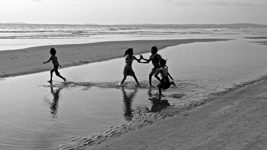 kinderen op strand in goa